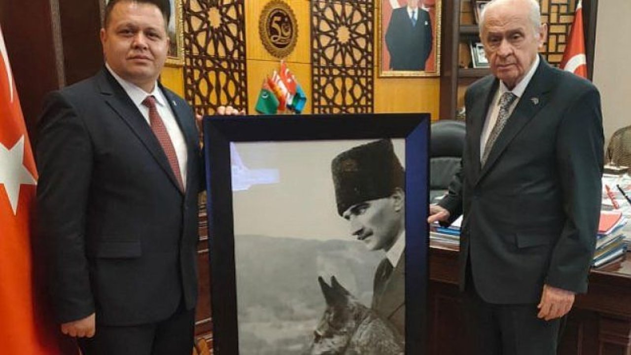 Cüneyt Tosuner'den MHP lideri Bahçeli'ye Atatürk montajlı Hitler posteri hediyesi