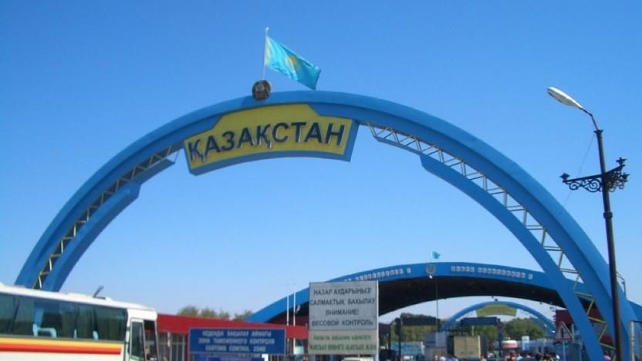 Kazakistan sınırını geçmeye çalışan 300 kişi gözaltına alındı