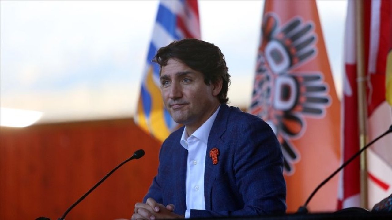 Kanada Başbakanı Trudeau'dan uçakta maskesiz parti yapan ünlülere: 'Aptallar'