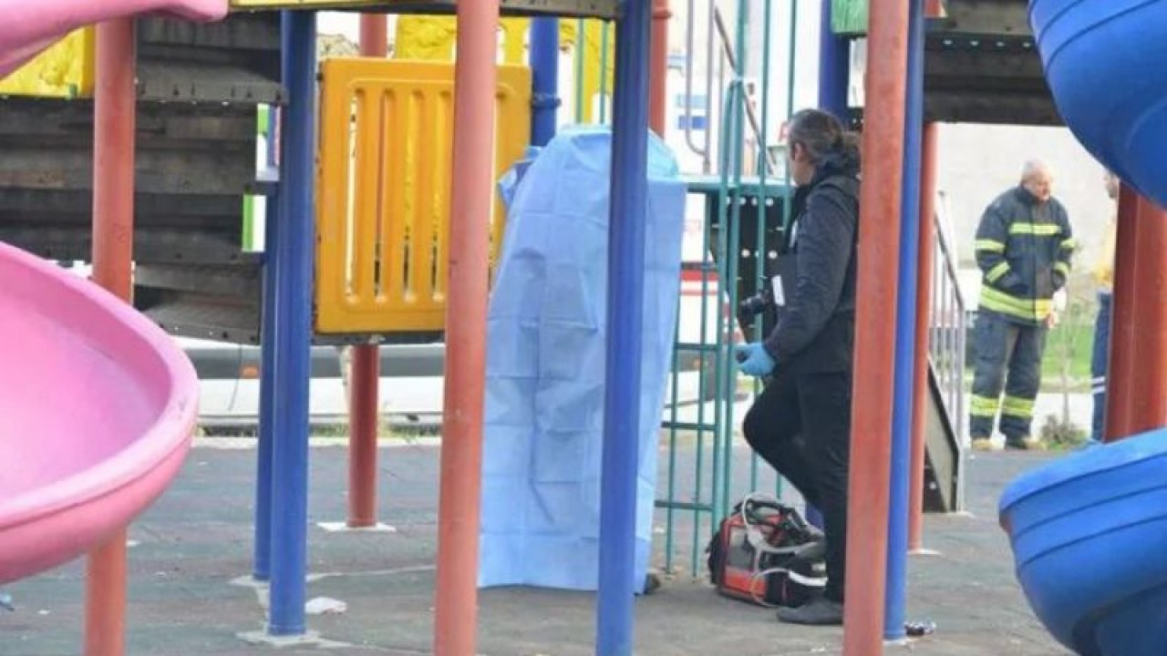 Manisa'da çocuk parkında intihar eden adamın görüntüsü kan dondurdu! Kaydırakta...