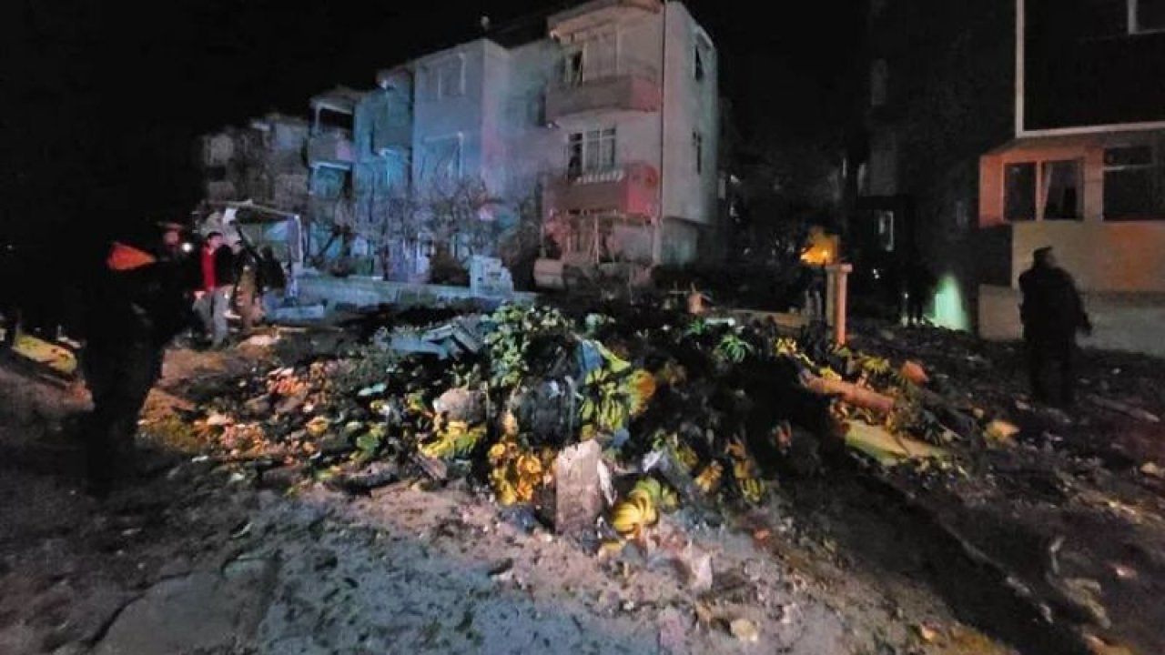 Antalya'da muz yüklü kamyonet bomba gibi patladı!  Ortalık fena karıştı