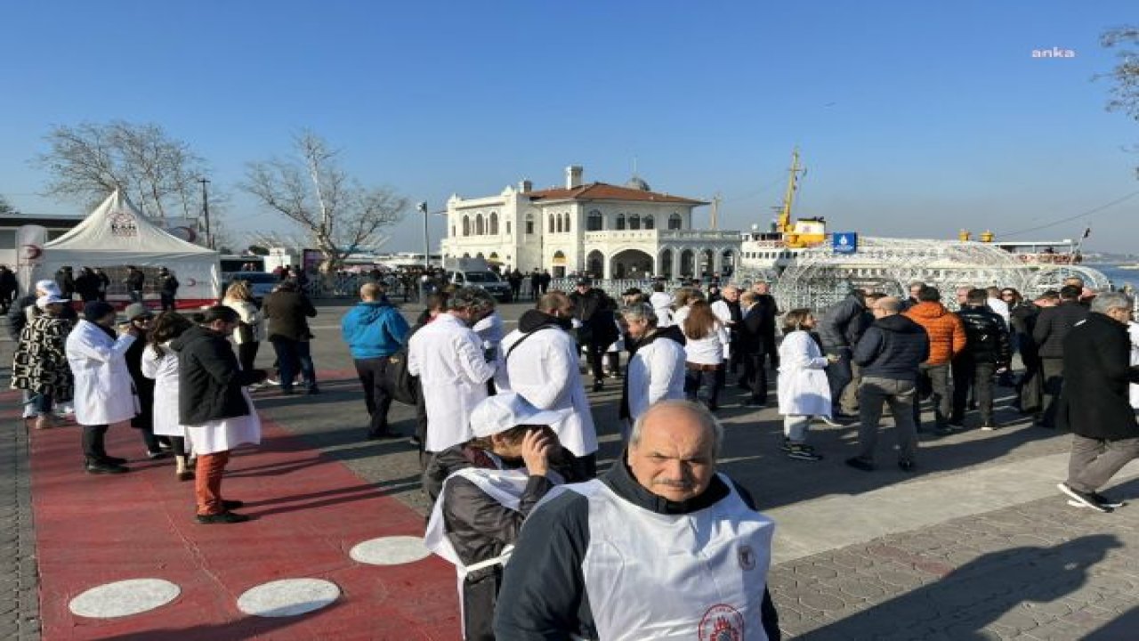 İSTANBUL’DAKİ HEKİMLER KADIKÖY’DE BİR ARAYA GELDİ: "İKTİDAR VE BAKANLIK HER ALANDA DİKENSİZ GÜL BAHÇESİ YARATMAK İSTİYOR"