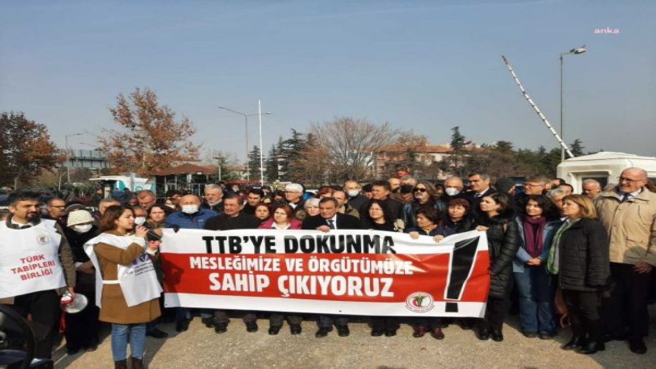 TTB MERKEZ KONSEYİ ÜYELERİNİN GÖREVDEN ALINMASI İÇİN AÇILAN DAVA BAŞLADI. AVUKATLAR REDDİ HAKİM TALEBİNDE BULUNDU, DAVA 8 ŞUBAT’A ERTELENDİ