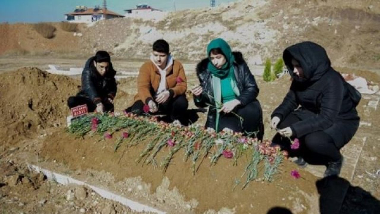 Annesinin kabul etmediği engelli 12 yaşındaki Zühal kimsesizler mezarlığına gömüldü! Elazığlılar Zühal'i mezarında kimsesiz bırakmadı!