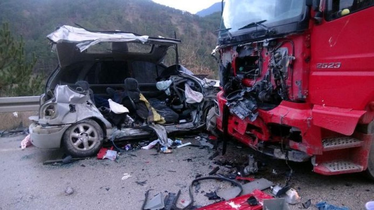 Bolu'da yürekleri yakan kaza: 4 kişilik bir aile yok oldu