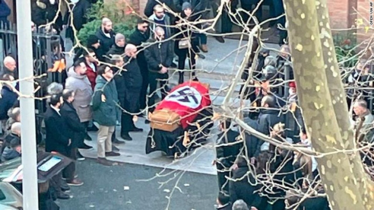 Faşistler İtalya'da gövde gösterisi yaptı: Nazi bayraklı tabut, ortalığı karıştırdı