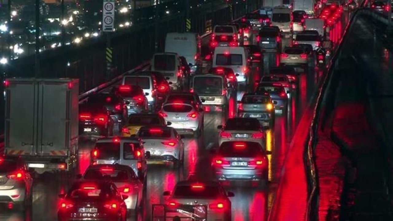 İstanbul'da trafik kitlendi! Yoğunluk yüzde 90'lara ulaştı!