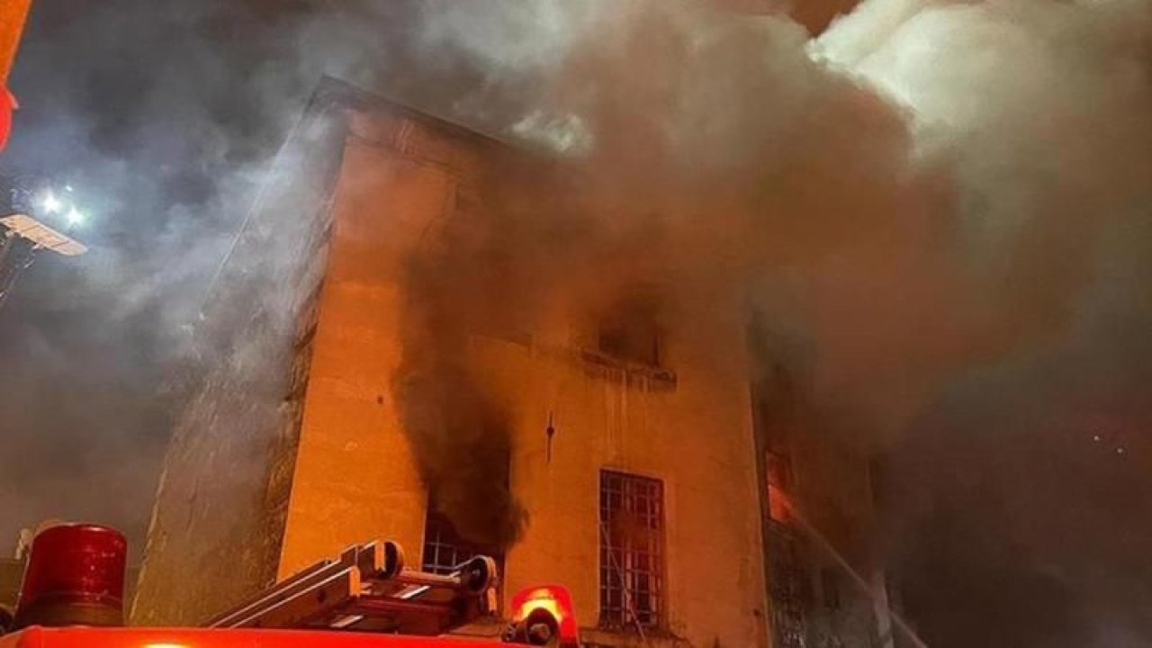 İstanbul'da 190 yıllık Surp Pırgiç Ermeni Katolik Kilisesi'nde korkutan yangın!  İçeride insanlar vardı...