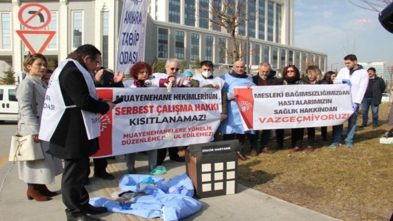 MUAYENEHANE HEKİMLERİ, SERBEST ÇALIŞMA HAKLARINI KISITLAYAN YÖNETMELİKLERİ SAĞLIK BAKANLIĞI ÖNÜNDE PROTESTO ETTİ: “MEDİPOL YÖNETMELİĞİ GERİ ÇEKİLENE KADAR MÜCADELEMİZE DEVAM EDECEĞİZ”