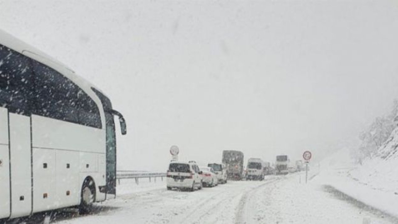 Isparta'da kar esareti! Vatandaşlar yolda mahsur kaldı
