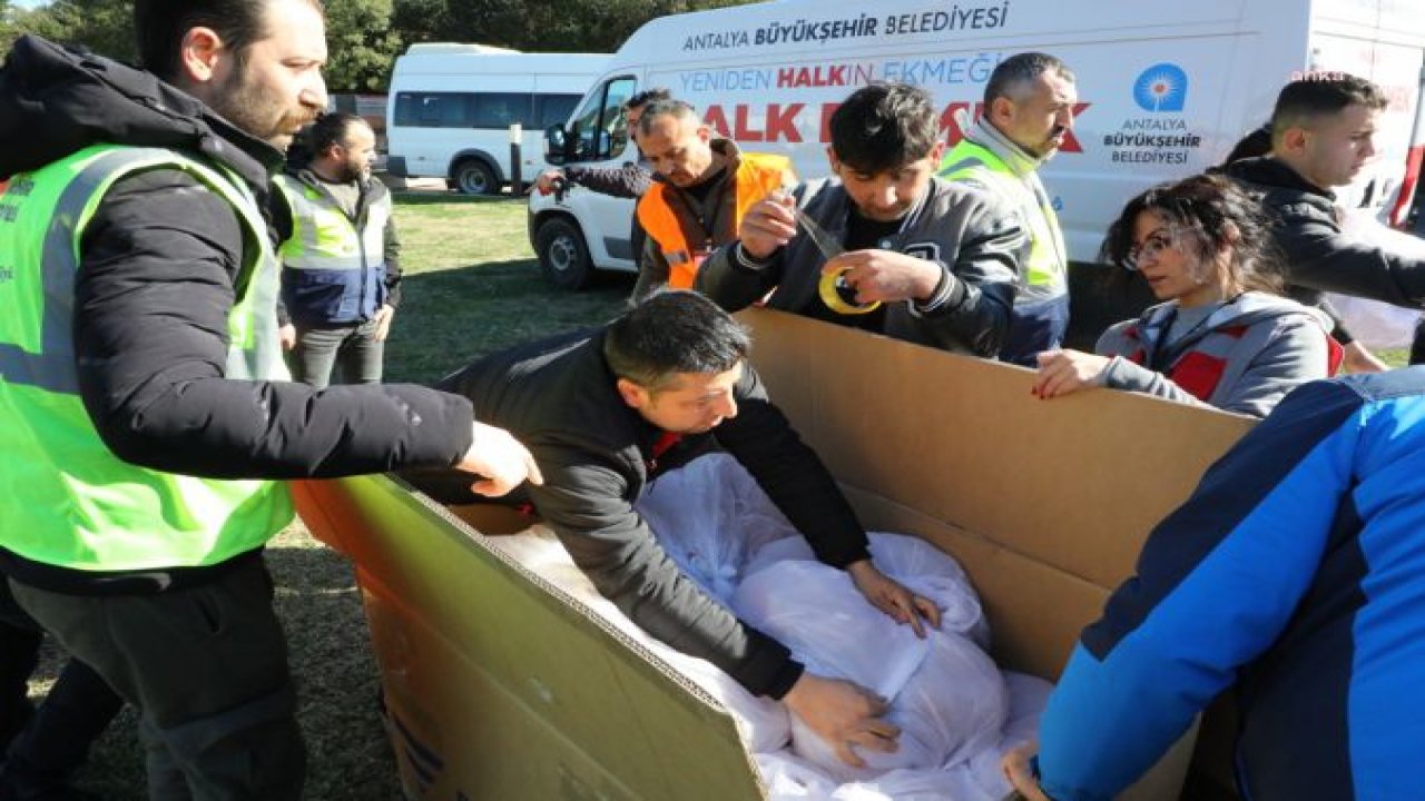 ANTALYA BÜYÜKŞEHİR BELEDİYESİ, DEPREMZEDELERE 2 GÜNDE 100 BİN EKMEK GÖNDERDİ… HATAY’A MOBİL FIRIN KURULUYOR