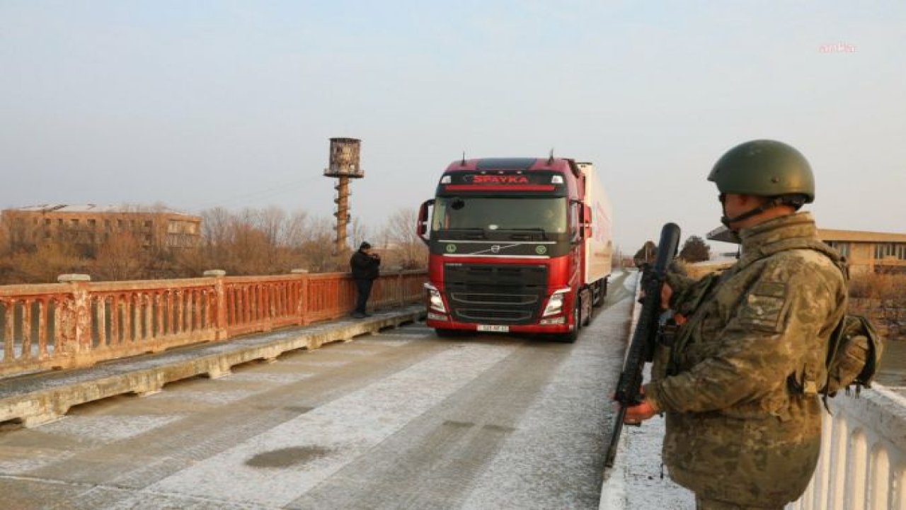 ERMENİSTAN'DAN TÜRKİYE'YE 5 TIR İNSANİ YARDIM... 30 YILDIR KAPALI OLAN SINIR KAPISINDAN TIRLAR TÜRKİYE'YE GEÇİŞ YAPTI