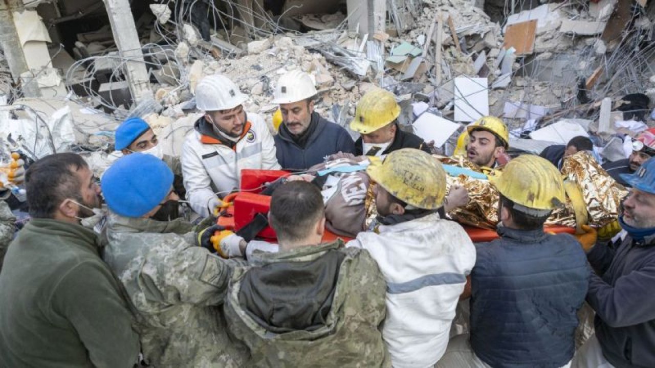 HATAY’DA GENÇ BİR KIZ, DEPREMDEN 158 SAAT SONRA ENKAZDAN SAĞ OLARAK ÇIKARILDI