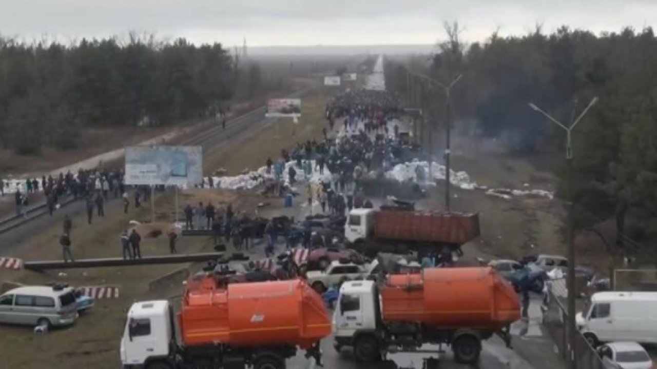 Ukrayna halkı nükleer santralde nöbet tutuyor! Rus askerine geçiş yok