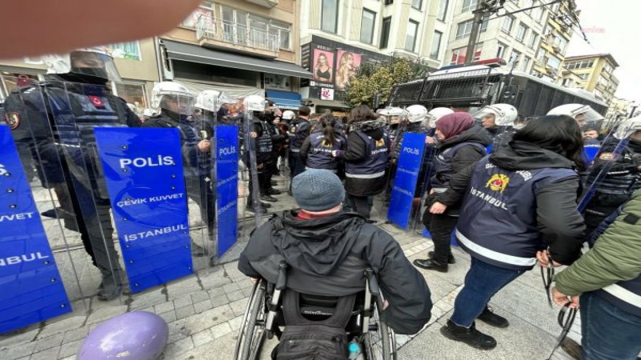 ÜNİVERSİTE ÖĞRENCİLERİNİN, KADIKÖY’DE UZAKTAN EĞİTİM KARARI PROTESTOSUNA POLİS MÜDAHALEBİ: 23 KİŞİ GÖZALTINA ALDI