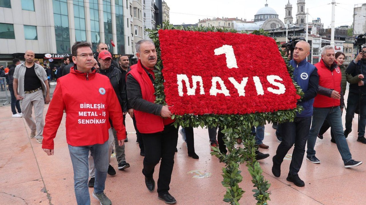 İstanbul'da 1 Mayıs kutlaması! Taksim'deki Atatürk anıtını ziyaret ettiler