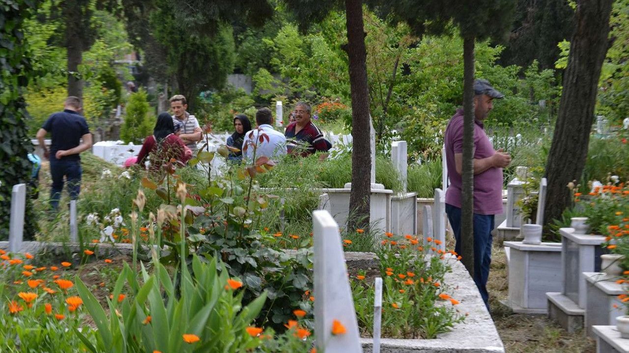 Bursa’da arefe gününde mezarlık ziyaretleri unutulmadı