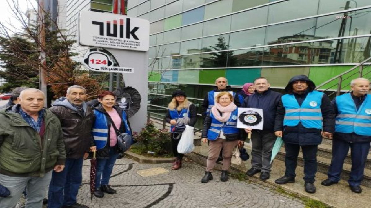 EMEKLİLER İSTANBUL’DA TÜİK ÖNÜNE SİYAH ÇELENK BIRAKTI: “İNSAN ONURUNA YARAŞIR YAŞAM HAKKI YOKSA OY MOY YOK”