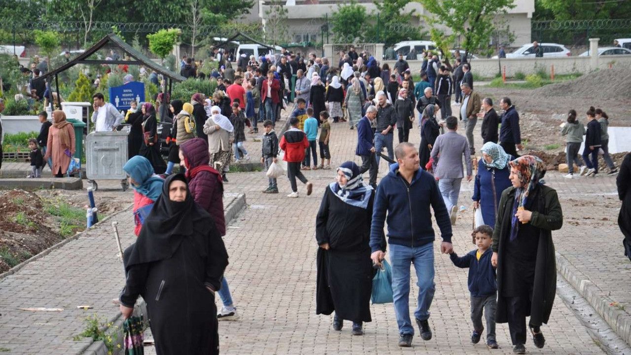 Yağmura rağmen arife gününde halk mezarlıklara akın etti