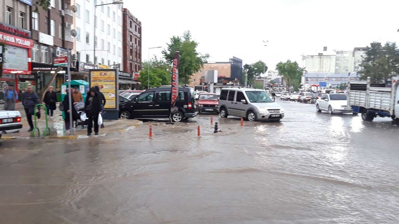 Adıyaman'da sağanak yağış sele neden oldu