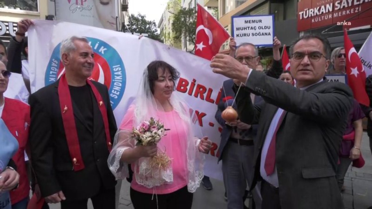 İZMİR'DE MEMURLARDAN SEMBOLİK PROTESTO: GELİN VE DAMADA ALTIN YERİNE SOĞAN TAKTILAR