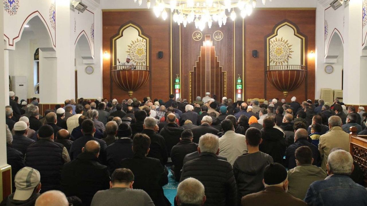 İstanbul'da bayram namazı iki yıl aradan sonra cemaatle kılındı