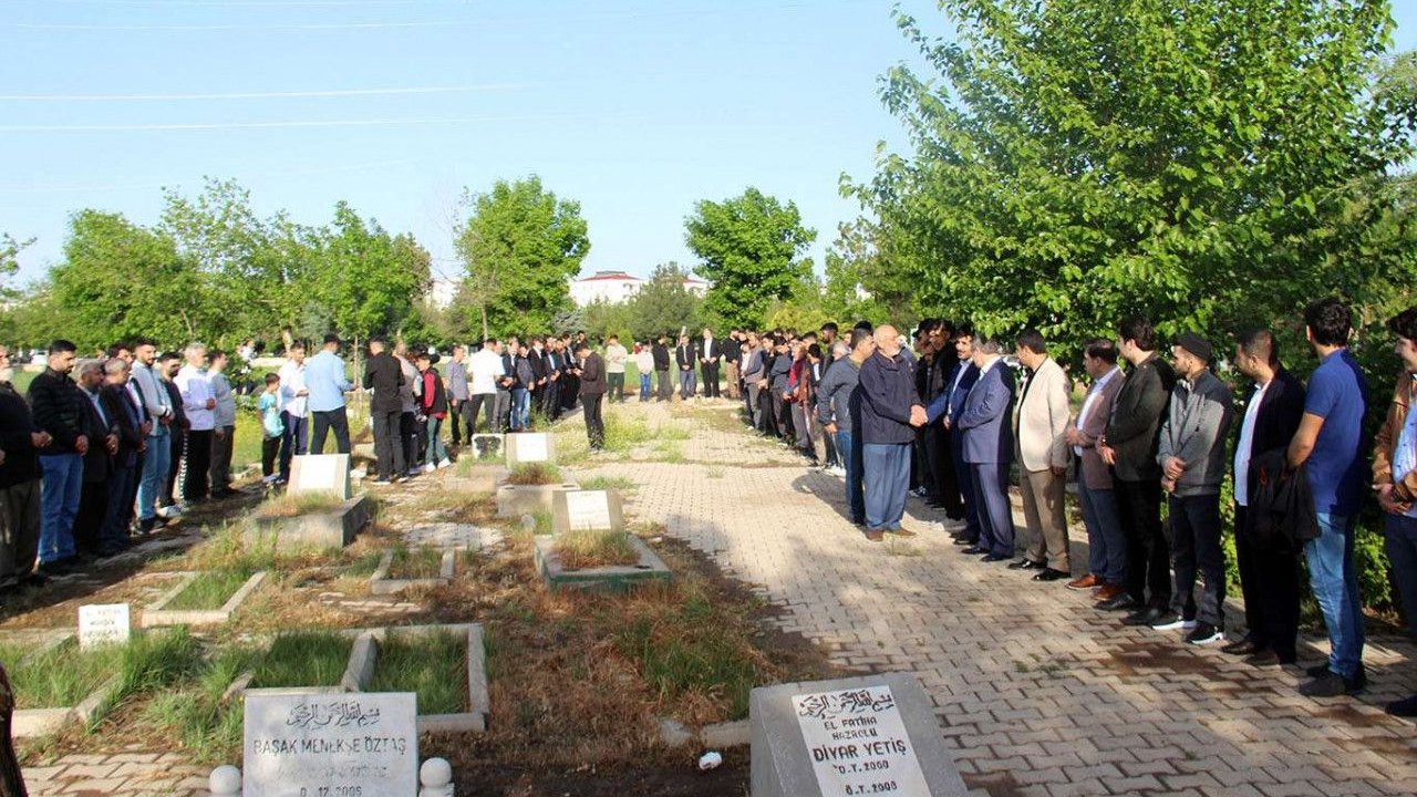 Şehid Yasin Börü ve arkadaşları kabirleri başında anıldı