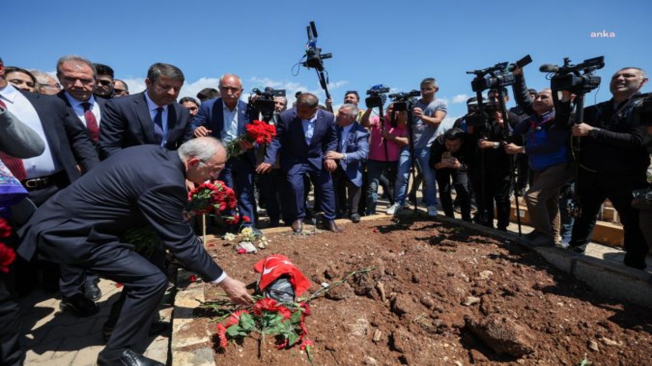 CUMHURBAŞKANI ADAYI KILIÇDAROĞLU, ADIYAMAN'DA... KILIÇDAROĞLU, DEPREMDE YAŞAMINI YİTİREN YURTTAŞLARIN MEZARLARINA KARANFİL BIRAKTI, DUA ETTİ