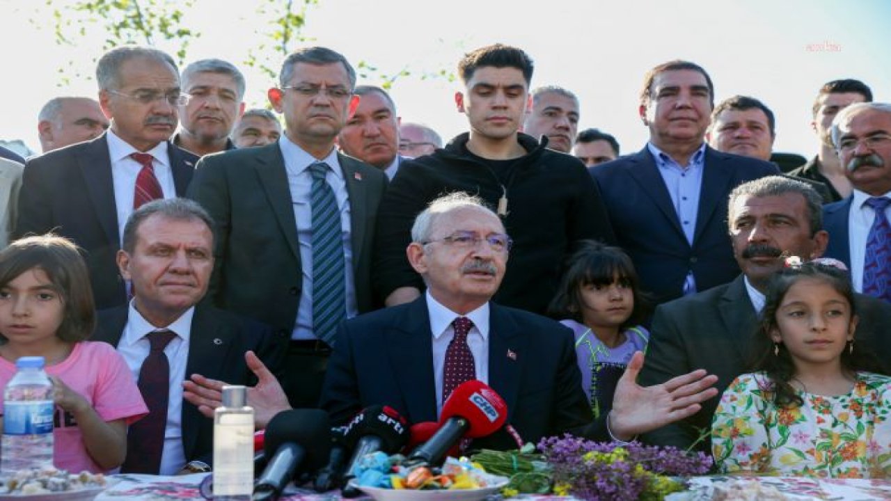 KEMAL KILIÇDAROĞLU, SAMSAT'TA YURTTAŞLARLA BİR ARAYA GELDİ: “2017, 2018’DE SAMSAT’TA DEPREM OLDU, YAKLAŞIK 6-7 YIL GEÇTİ, AMA HALA İNSANLAR KONTEYNERDE YAŞIYORLAR”