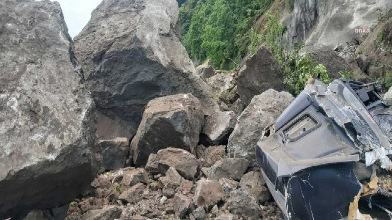 HOPA VE KEMALPAŞA YOLUNDA HEYELAN: DEV KAYALAR TIRLARIN ÜZERİNE DÜŞTÜ, 1 KİŞİ YAŞAMINI YİTİRDİ