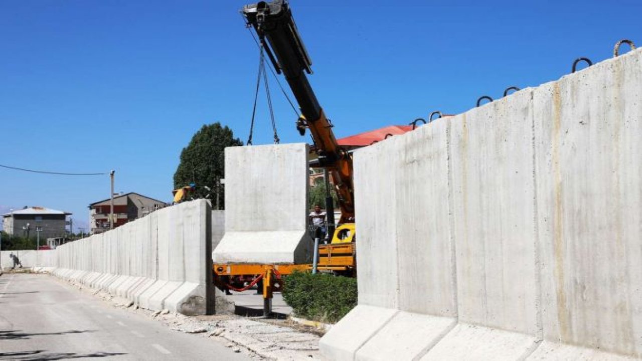 Van Büyükşehir Belediyesinin önündeki beton bariyerler kaldırılıyor