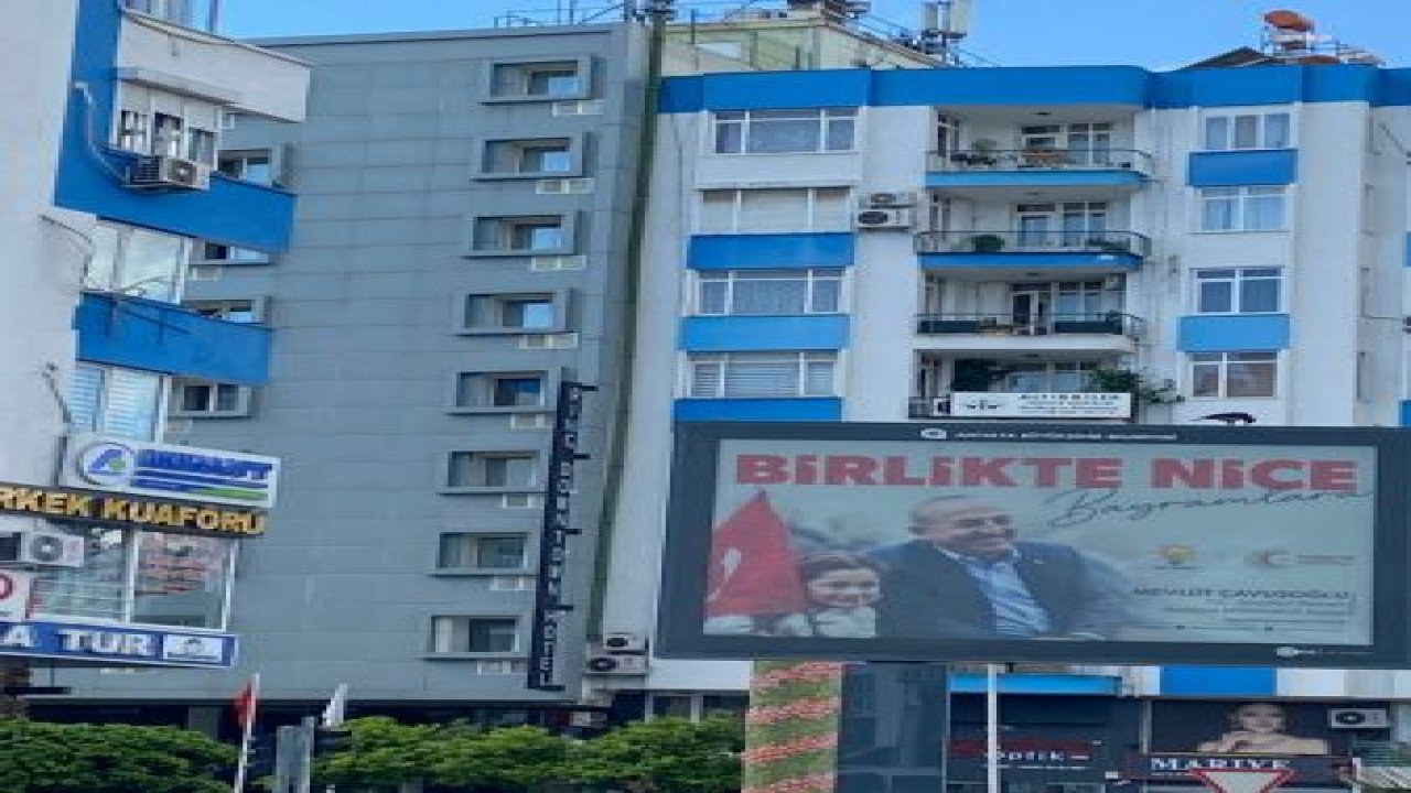 İLÇE SEÇİM KURULU, AKP ANTALYA MİLLETVEKİLİ ADAYI MEVLÜT ÇAVUŞOĞLU’NUN SEÇİM KANUNU'NU İHLAL EDEN TÜRK BAYRAKLI GÖRSELİNİN KALDIRILMASINA KARAR VERDİ