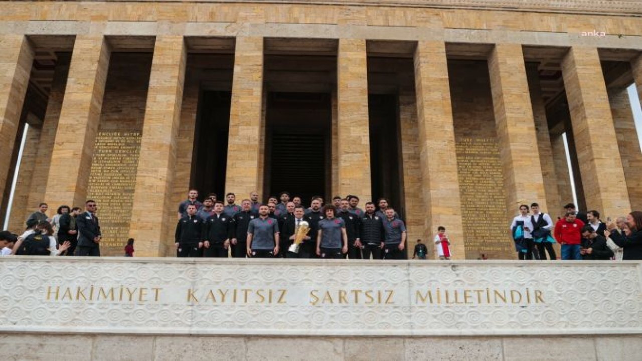 ŞAMPİYON SAMSUNSPOR, KUPAYI ATA'NIN HUZURUNA ÇIKARDI: "KULÜBÜMÜZ SONSUZA DENK İZİNİZDEDİR ATAM"