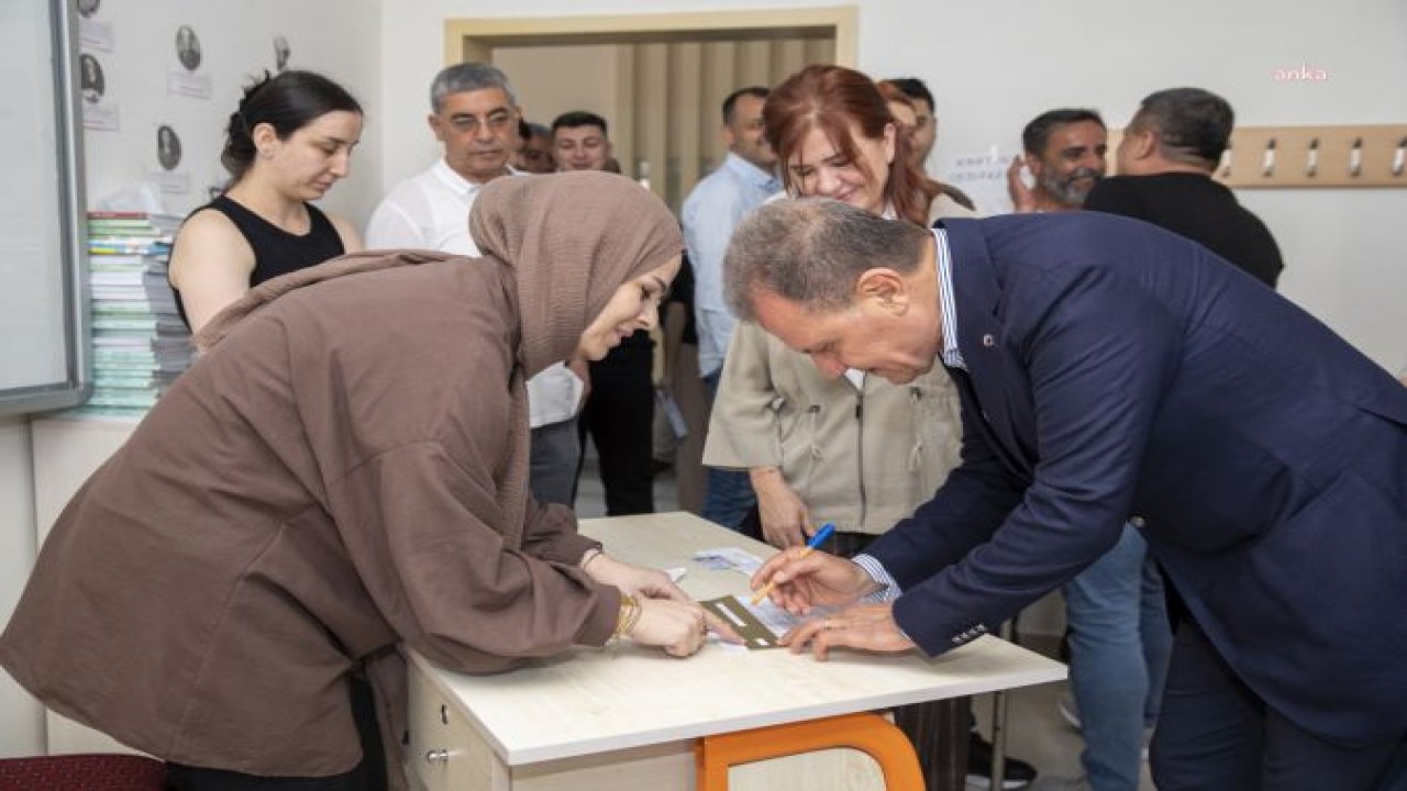 VAHAP SEÇER, AİLESİ İLE BİRLİKTE OY KULLANDI: “HUZURLU BİR TÜRKİYE’YE UYANMAK İSTİYORUZ”