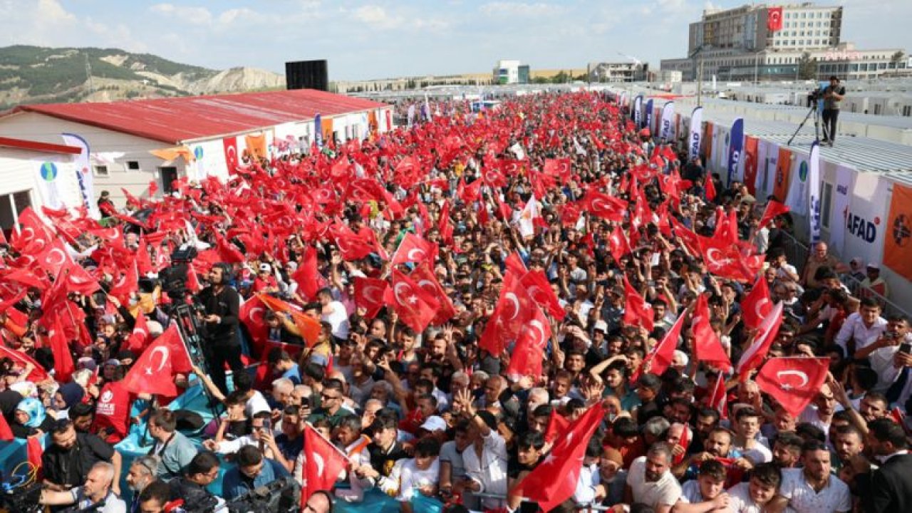 ERDOĞAN, DEPREM BÖLGESİ ADIYAMAN'DA: “İLK GÜNLERDE BAZI EKSİKLER OLSA DA ŞEHRİMİZİ YENİDEN AYAĞA KALDIRMAYA BAŞLADIK”