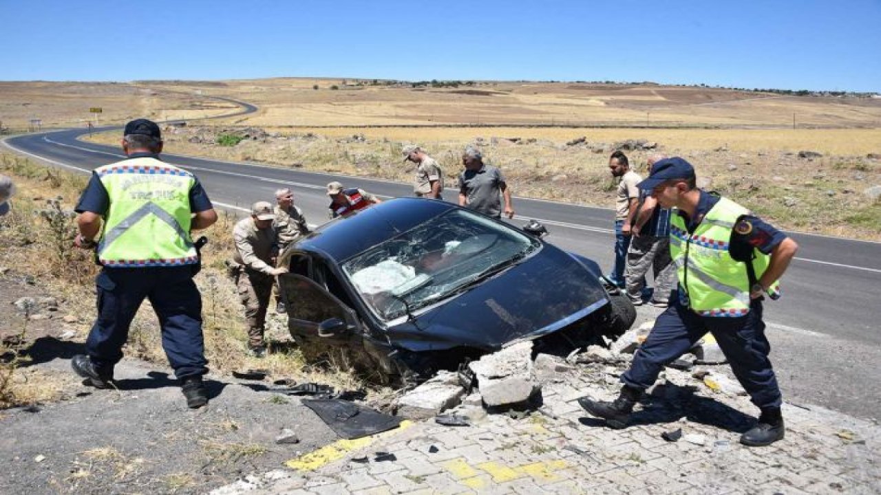 Şanlıurfa'da otomobil şarampole yuvarlandı: 3 yaralı