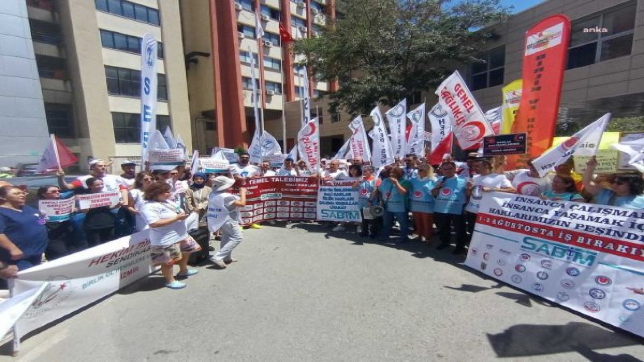 İZMİR'DE SAĞLIKÇILARDAN BAKAN KOCA'YA ŞARKILI PROTESTO