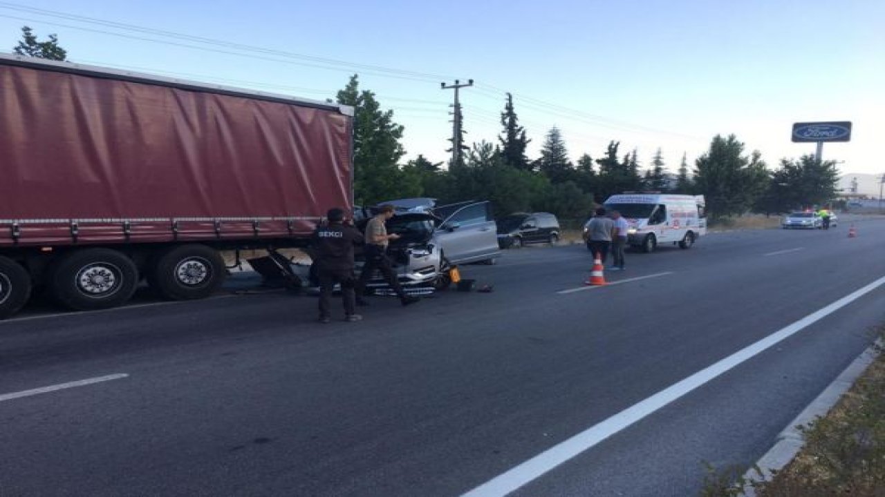 ŞARKICI TAN TAŞÇI VE MENAJERİ BURDUR'DA TRAFİK KAZASI GEÇİRDİ