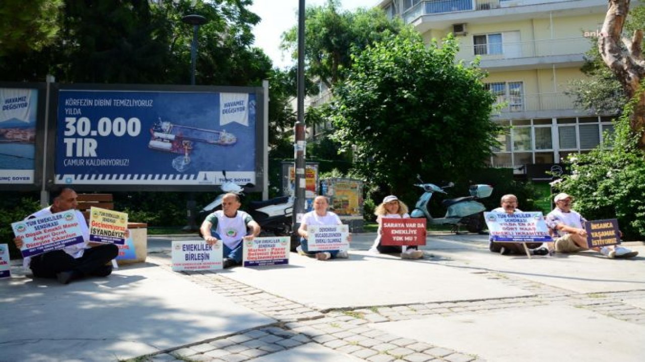 İZMİR'DE EMEKLİLER ZAMLARI OTURMA EYLEMİYLE PROTESTO ETTİ: "HER ŞEYİ UNUTTUK, ALIŞVERİŞ YAPAMIYORUZ"