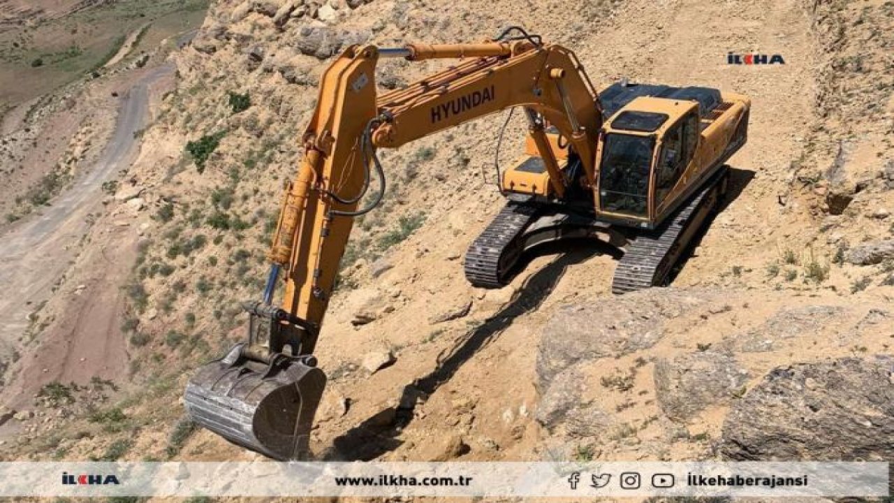 Elâzığ İl Özel İdaresi köy yollarında kaya temizliği yapıyor