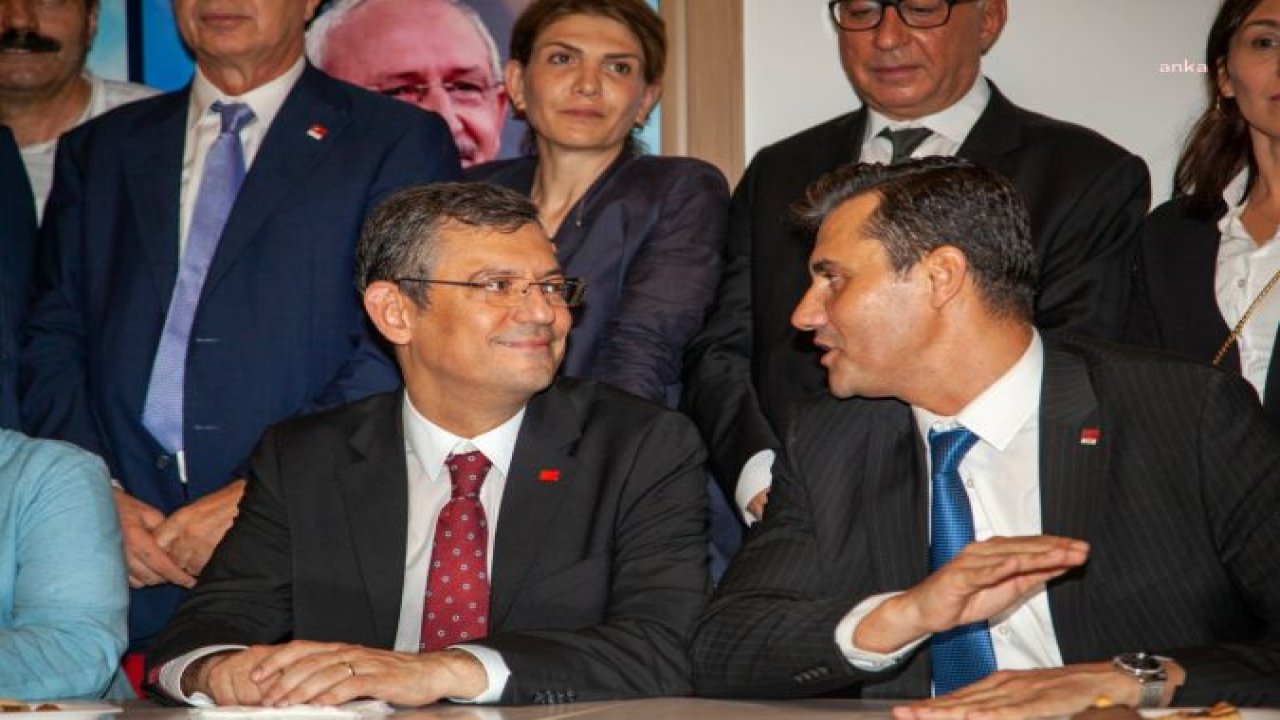 ÖZGÜR ÖZEL: KURULTAYIMIZDAN SONRA İLK OLARAK MEMLEKETİM MANİSA'DA HEPİMİZİN BABA EVİ OLAN İL BAŞKANLIĞIMIZI ZİYARET ETTİM. ÖRGÜTÜMÜZE BU COŞKULU KARŞILAMA İÇİN TEŞEKKÜR EDİYORUM