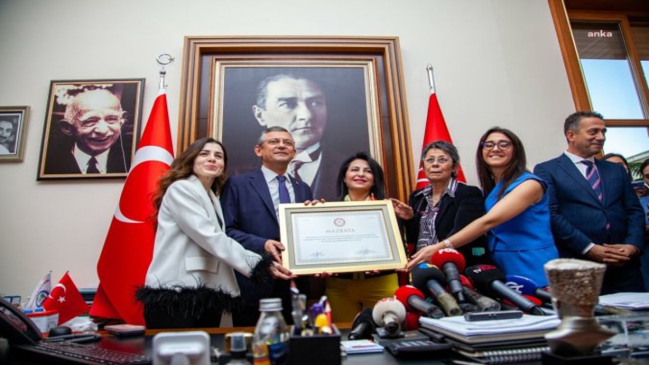 ÖZGÜR ÖZEL, TBMM’DEKİ MAKAM ODASINDA MAZBATASINI ALDI: “BU ODADA CHP’NİN 8. GENEL BAŞKANI OLARAK MAZBATAYI ALMIŞ OLMAK BENİM İÇİN BÜYÜK BİR ONUR”