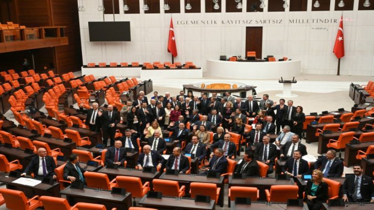 ÖZGÜR ÖZEL: "ANASAYAL DÜZENE KARŞI KALKIŞMA GİRİŞİMİNİ PROTESTO ETMEK AMACIYLA CHP GRUBU OLARAK TBMM GENEL KURULU'NU TERK ETMEME EYLEMİ BAŞLATTIK"