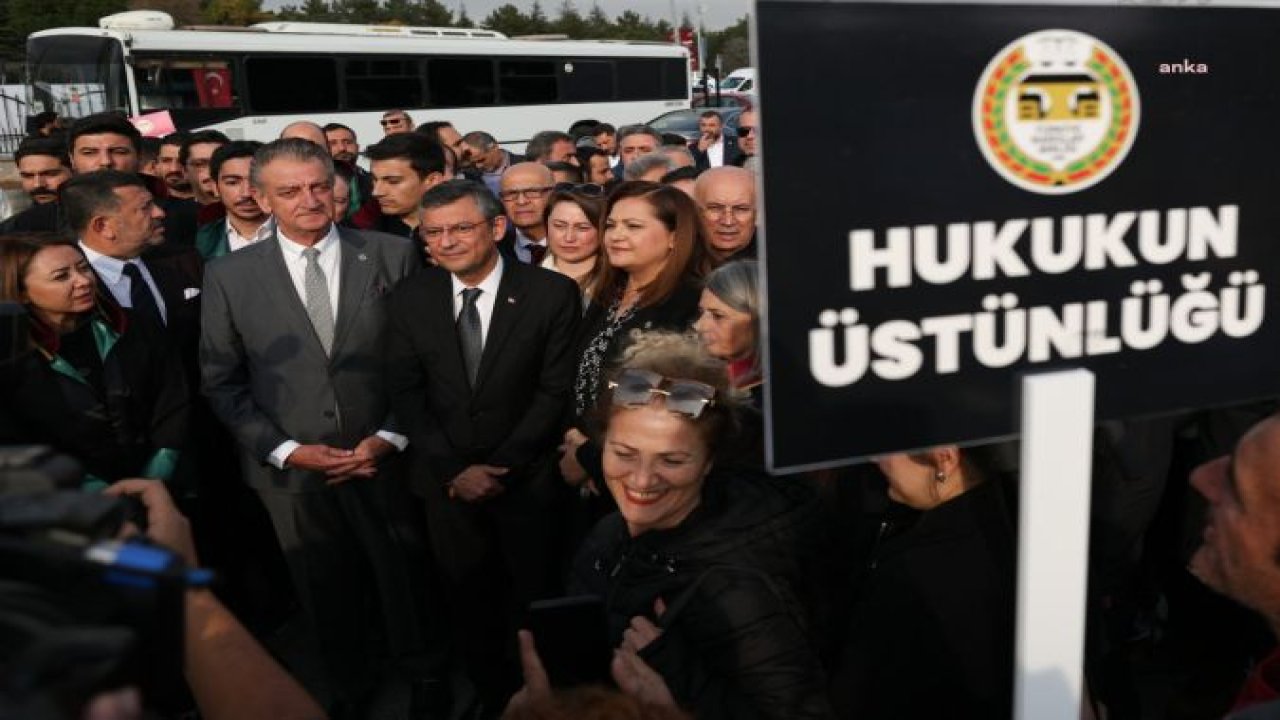 CHP GENEL BAŞKANI ÖZEL, ANAYASA MAHKEMESİ ÖNÜNDE: “BU, BİR DARBE GİRİŞİMİ. BU, ANAYASAYI ASKIYA ALMA GİRİŞİMİ. TAYYİP ERDOĞAN’I UYARIYORUM. KENDİ MEŞRUİYETİNİ TARTIŞMAYA AÇMA”