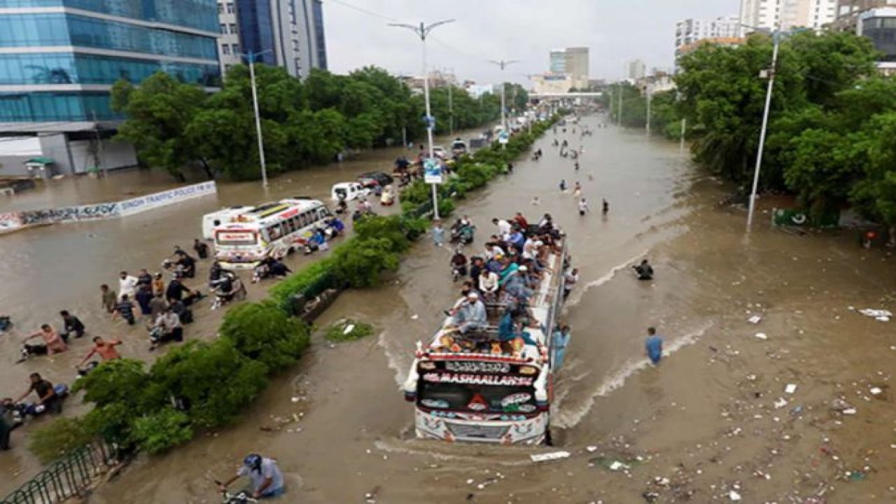 Pakistan'da şiddetli yağışlar etkili olmaya devam ediyor