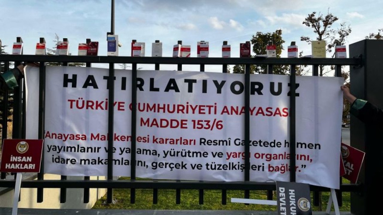 TÜRKİYE BAROLAR BİRLİĞİ VE ÜLKE GENELİNDEN GELEN AVUKATLAR, YARGITAY ÖNÜNE ANAYASA KİTAPÇIĞI BIRAKTI… ERİNÇ SAĞKAN: “ANAYASAYA AYKIRI İŞLEM YAPMAKTAN VAZGEÇİN. HEMEN BUGÜN ANAYASA MAHKEMESİ KARARLARINI UYGULAYIN”