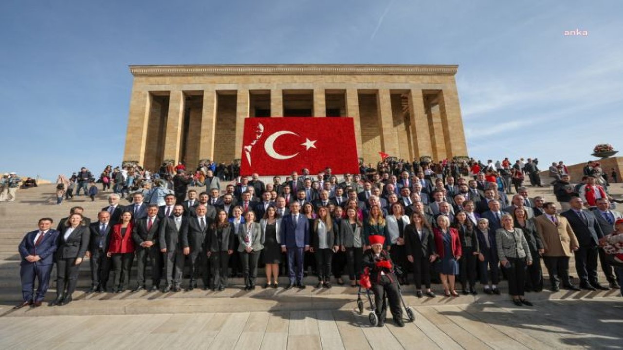 ÖZGÜR ÖZEL: "PM VE YDK ÜYELERİMİZLE BİRLİKTE ANITKABİR'DE İLK VE EBEDİ GENEL BAŞKANIMIZ GAZİ MUSTAFA KEMAL ATATÜRK VE 2'NCİ GENEL BAŞKANIMIZ İSMET İNÖNÜ'NÜN HUZURUNA ÇIKTIK"