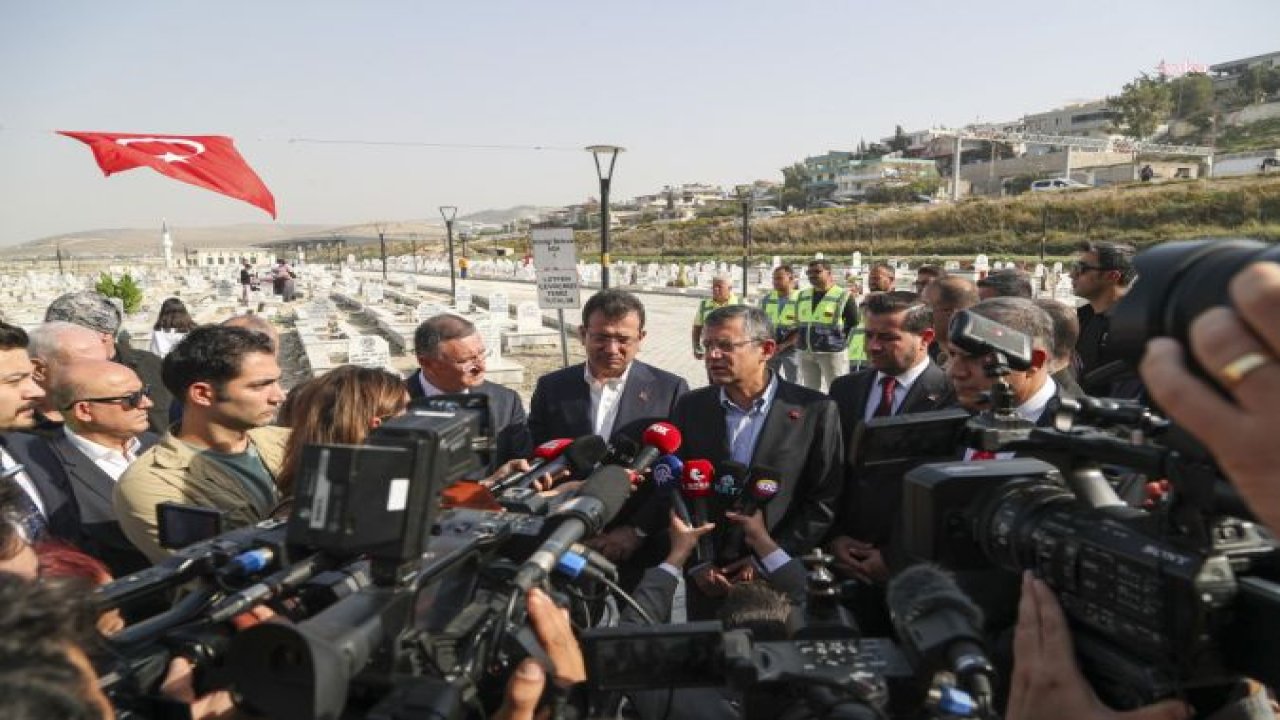 ÖZGÜR ÖZEL HATAY NARLICA MEZARLIĞI'NDA: "BÖYLE TOPLU MEZARLAR OLMASIN, KİMSESİZLER MEZARLIKLARI OLMASIN İSTİYORSAK HERKES İŞİNİ DÜZGÜN, DÜRÜSTÇE YAPACAK"