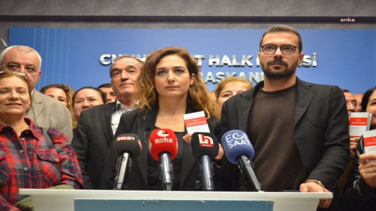 CHP İZMİR İL BAŞKANLIĞI: “DARBE GİRİŞİMİNİ ENGELLEYECEĞİZ, HUKUKSUZLUĞA TESLİM OLMAYACAĞIZ. TÜM HALKIMIZA BU HUKUKSUZLUĞA KARŞI DİRENMEYE ÇAĞIRIYORUZ"