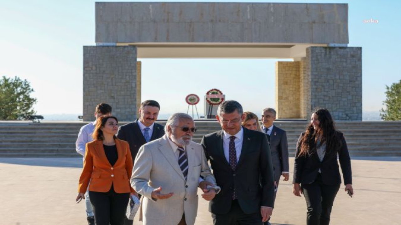 ÖZGÜR ÖZEL, RAUF DENKTAŞ’IN KABRİNİ ZİYARET ETTİ: “TÜRKİYE’DEN GELEN BİRTAKIM BASKILARLA, ALANIN BELEDİYEYE DEVREDİLMEDİĞİNİ, HİÇ YAKIŞMAYACAK BİR ŞEKİLDE ANIT MEZARIN NATAMAM HALDE OLDUĞUNU GÖRDÜK”